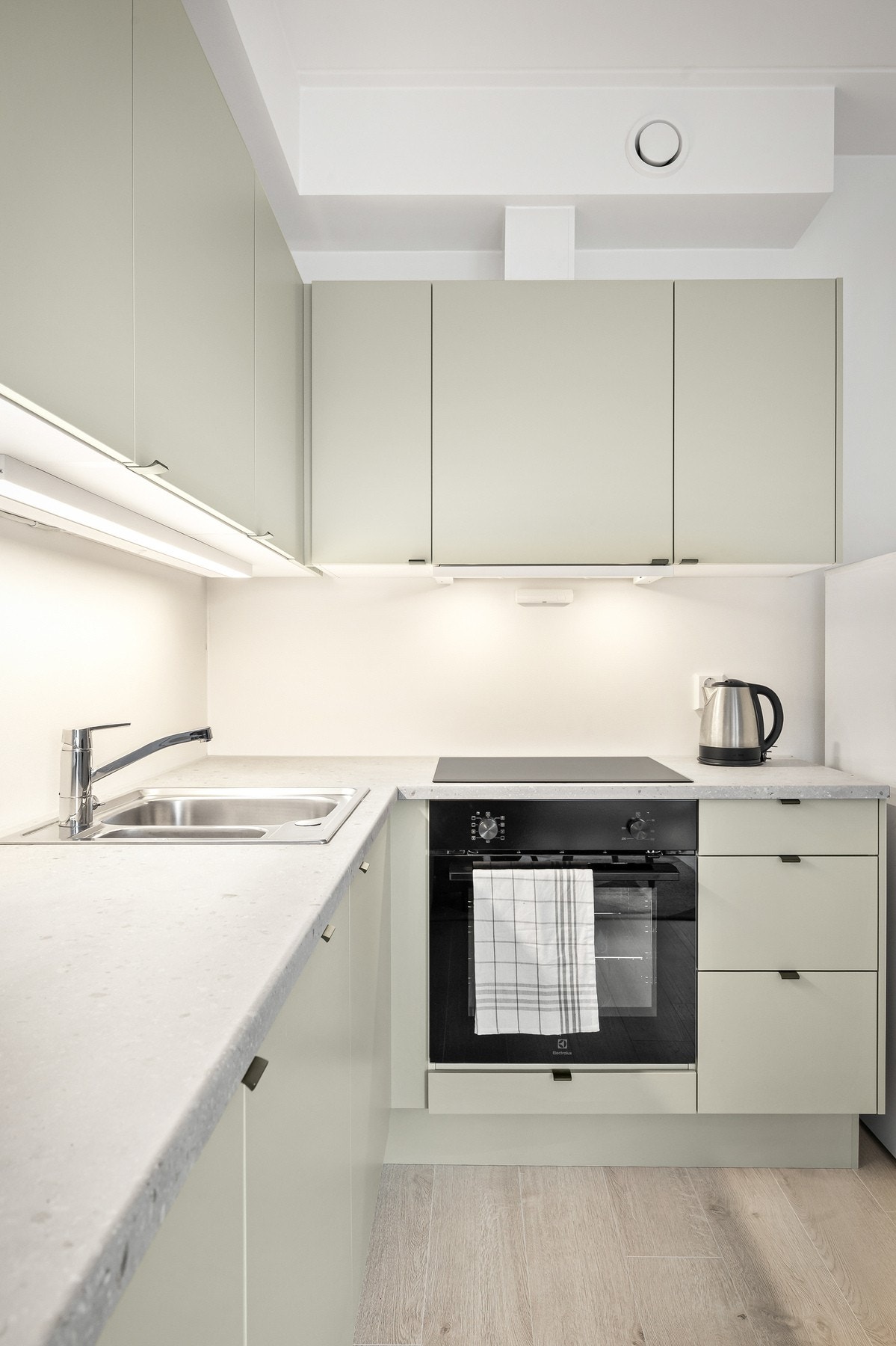 Lekkert kjøkken med god skap- og benkeplass. Galleribilde