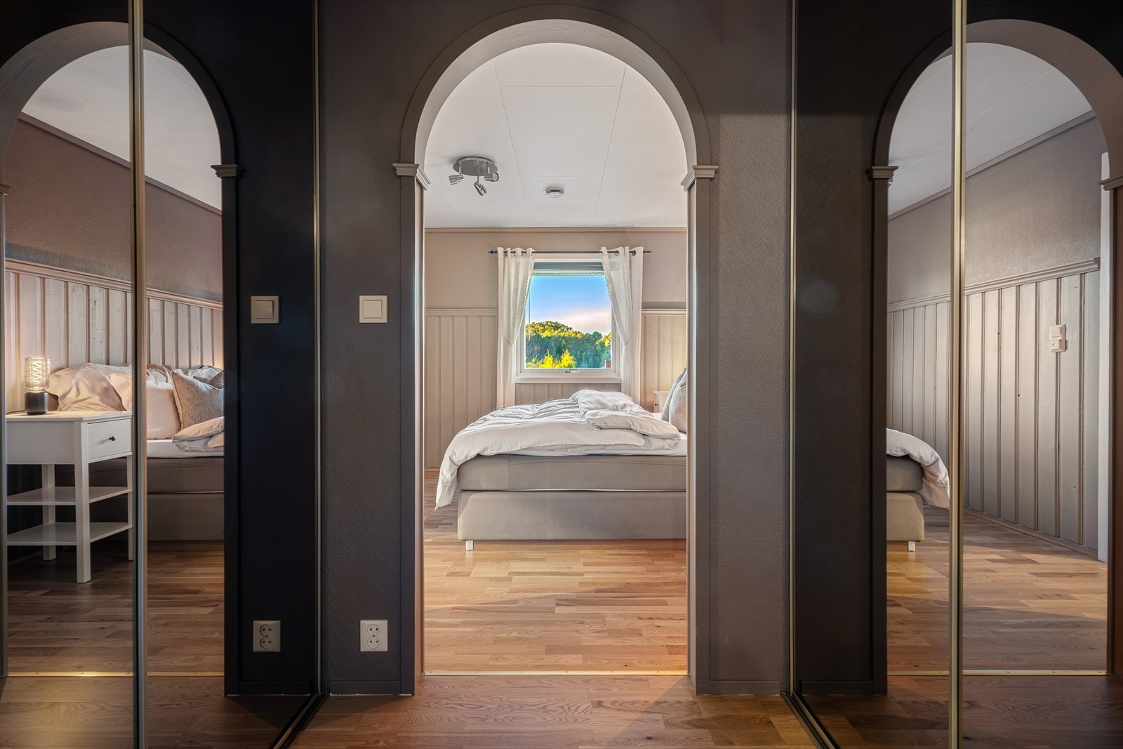 Mellom hovedsoverommet og badet er det et praktisk garderoberom med skyvedører på begge sider. Galleribilde