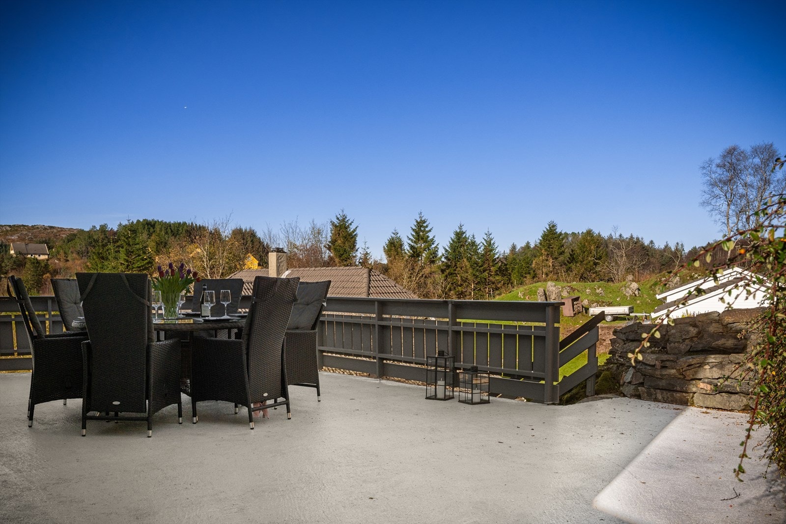 Tomten er tilrettelagt slik at man enkelt kan gå rundt hele huset. Galleribilde