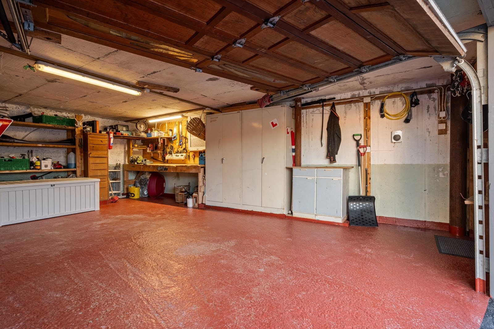 Romslig garasje med gode muligheter for både bilparkering, snekring og oppbevaring. Elbillader installert og følger handelen Galleribilde