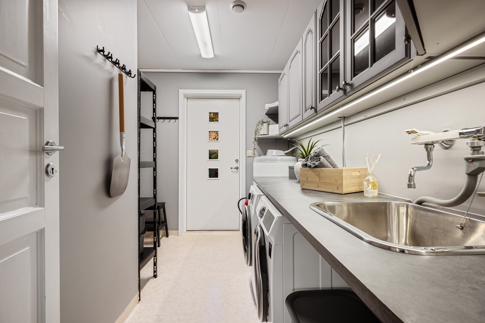 Vaskerommet er praktisk og med egen utgang til hagen. Ideelt etter en treningstur, barnehage eller hagearbeid. Galleribilde