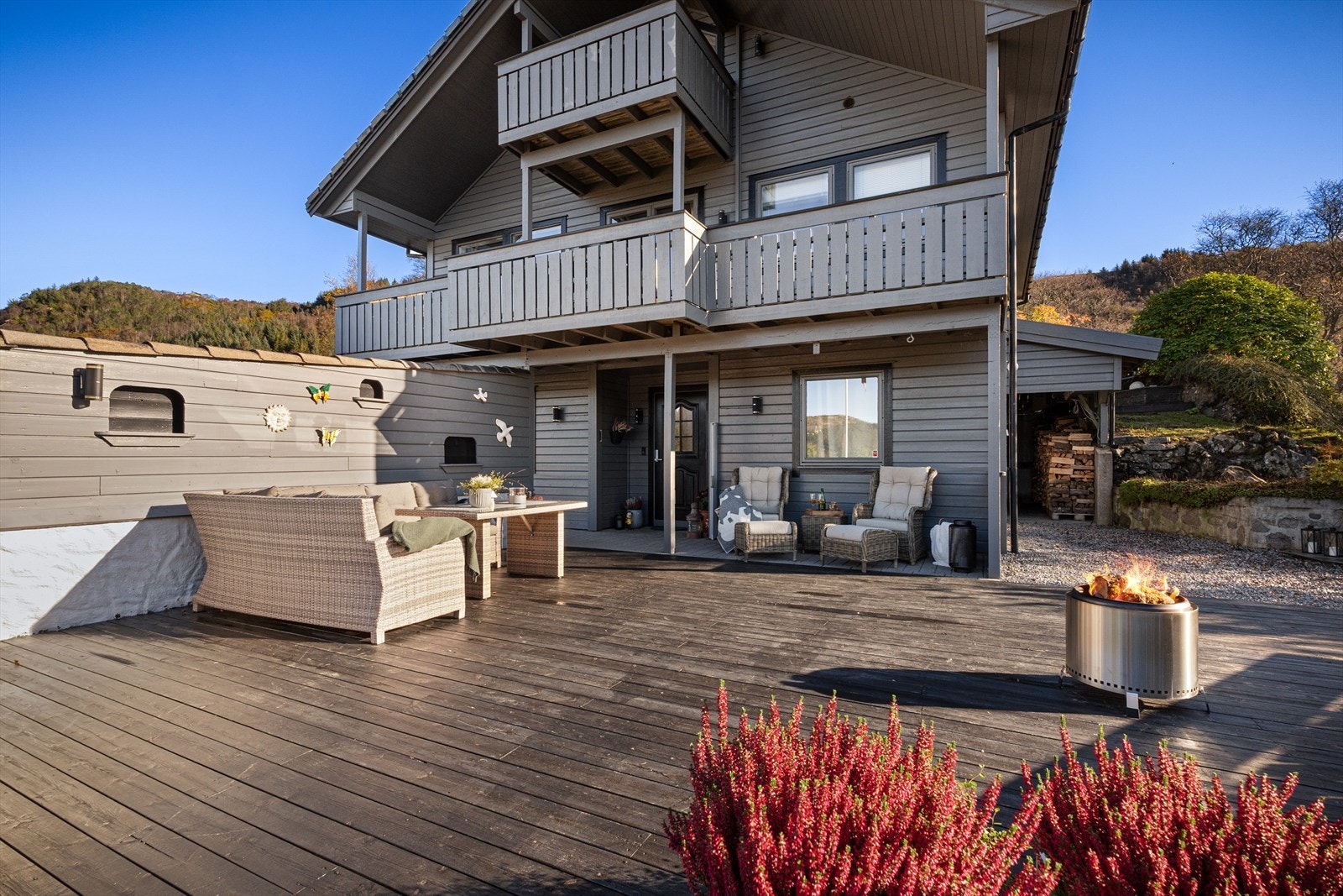 God plass til trampoline, ballspill og utelek i trygge omgivelser. Galleribilde