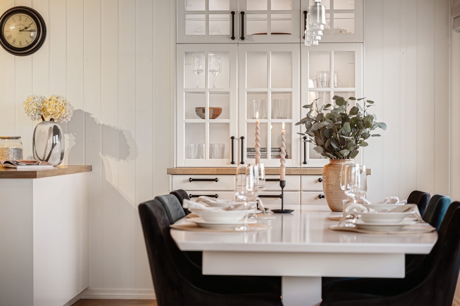 En flott ramme rundt de morsomme familiemiddagene. Galleribilde