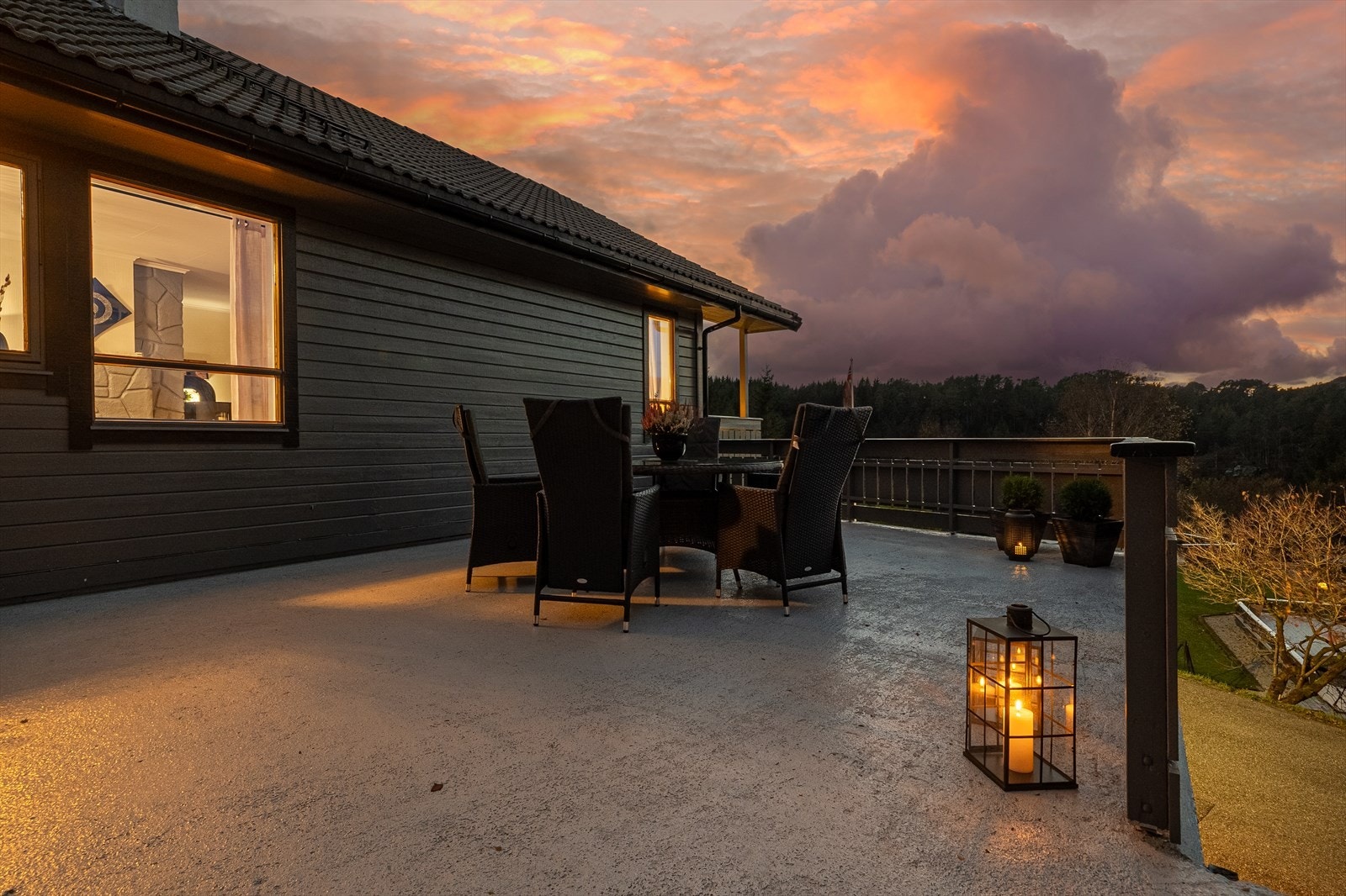 Fra denne flotte uteplassen nytes vakker utsikt mot Gardafjellet i Vest (en del av Nordsjøløypen) Galleribilde