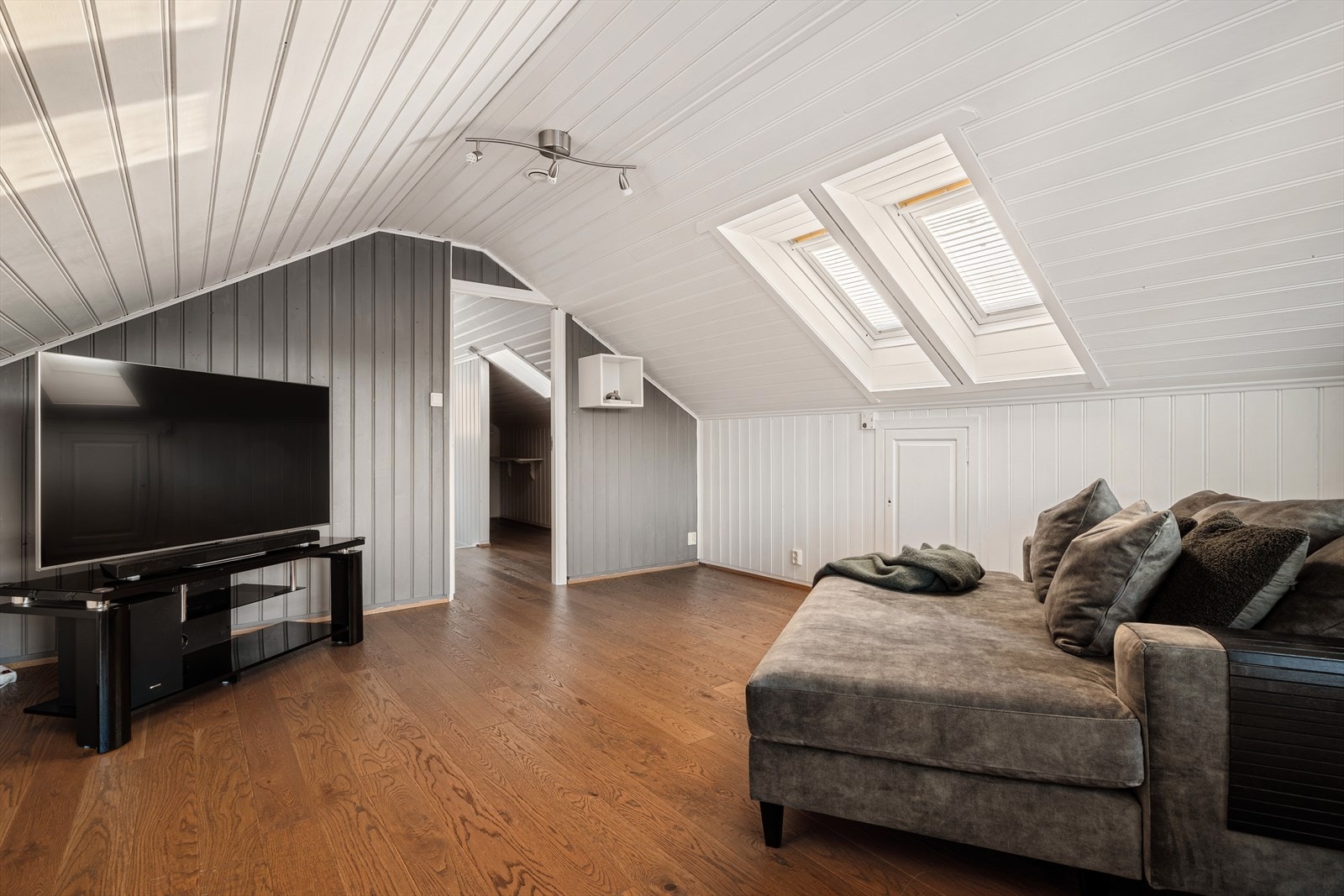 Loftstuen er fleksibel og et sted som ungdommer vil sette stor pris på. I front er det plass til kontorpult Galleribilde