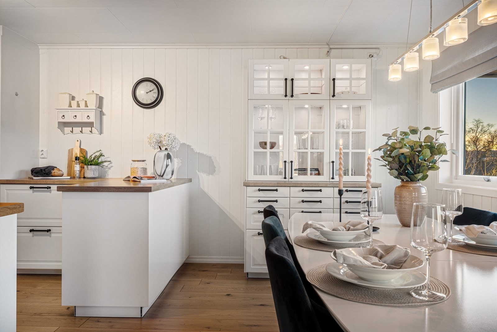 Tilhørende kjøkkeninnredningen er det tilpasset et flott vitrineskap med god oppbevaringsplass. Galleribilde