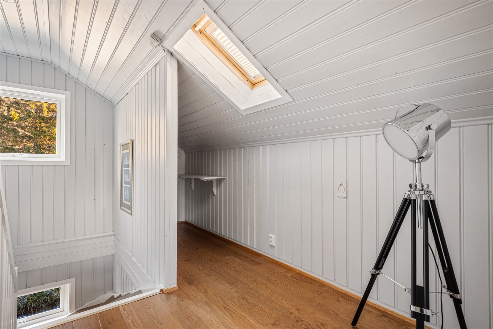 Det er rikelig med lagringsplass i knevegger og øvrige tilgjengelige arealer. Galleribilde