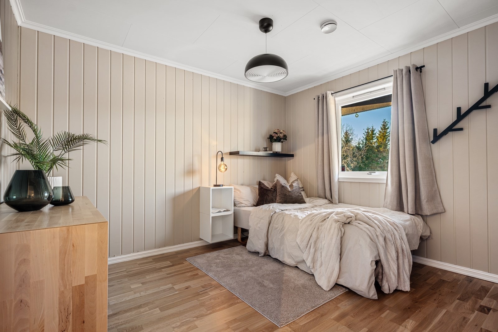 Soverom nummer to er også av god størrelse med plass til både seng, pult og hyller, perfekt for ungdommen. Galleribilde