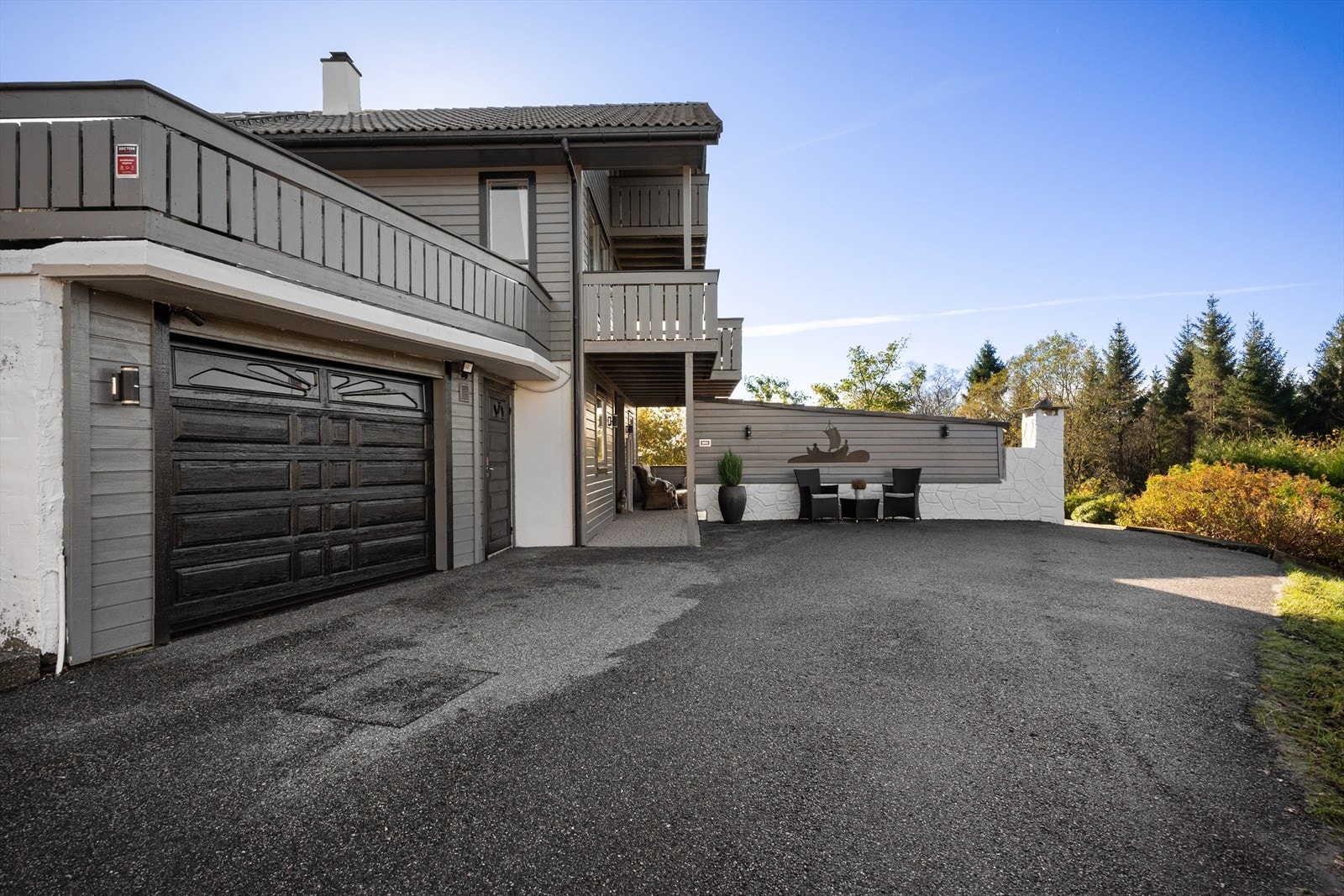 Garasje og i tillegg god plass til flere biler, enkelt og praktisk for en aktiv familiehverdag. Galleribilde