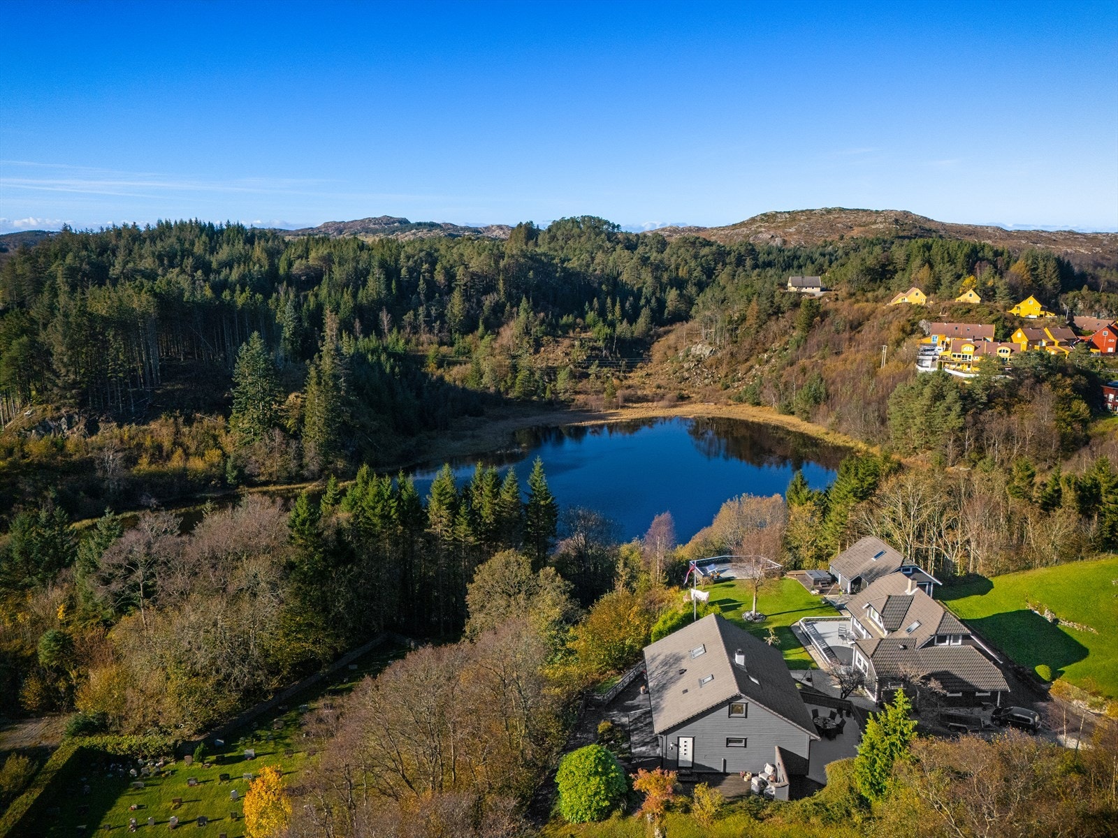 Kort vei til buss, butikk, barnehager og skoler samt ca 10 min til Sartor senter. Galleribilde