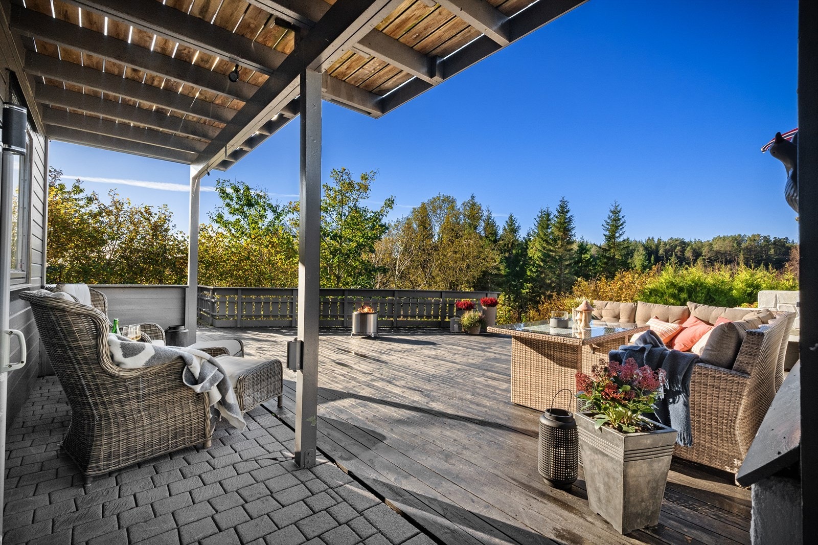 Nydelige uteplasser med god plass for variert utemøblering. Galleribilde