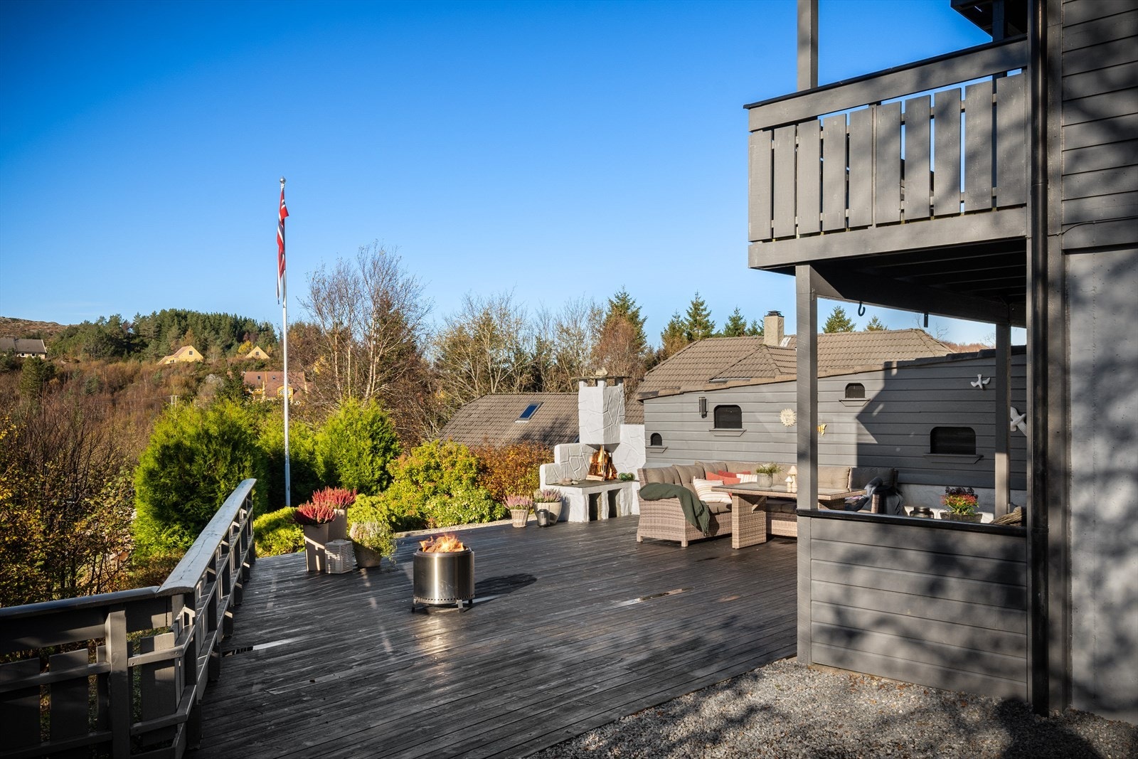 God plass til bålpanne, utemøbler og hyggelige samlinger året rundt. Galleribilde