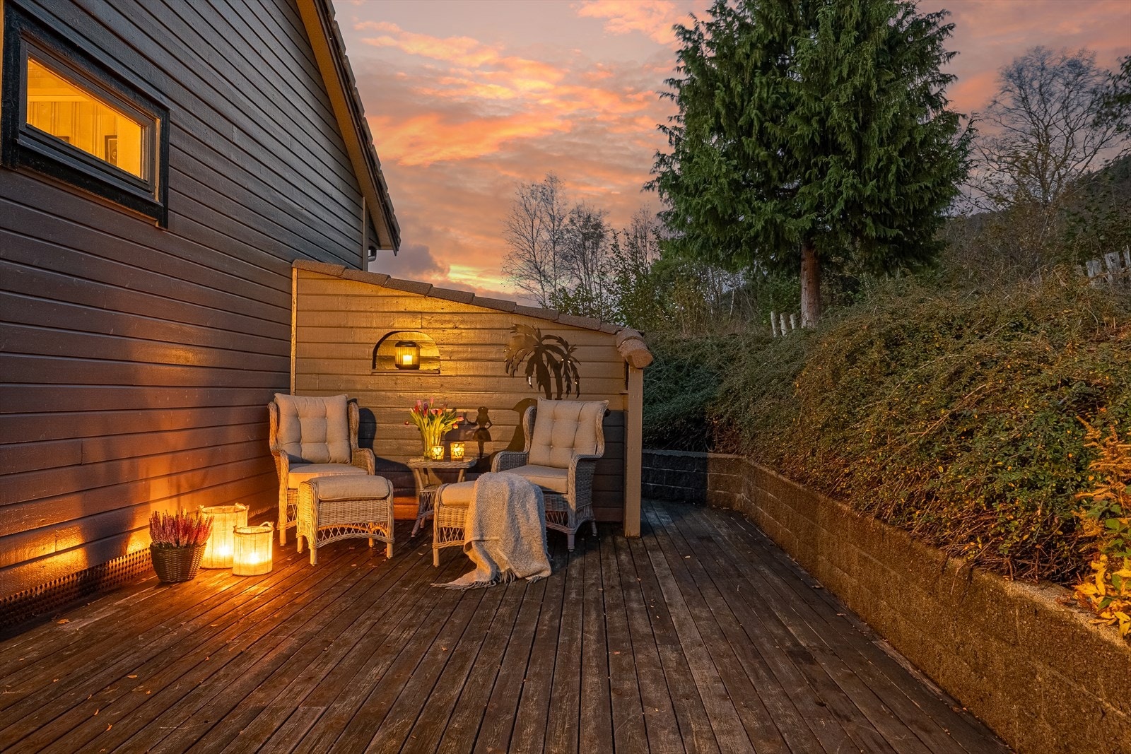 Her er det sol fra kl. 0800 -kl. 1400 på fine sommerdager. Et yndet sted for lange frokoster, helt usjenert og med vakker natur rundt. Galleribilde