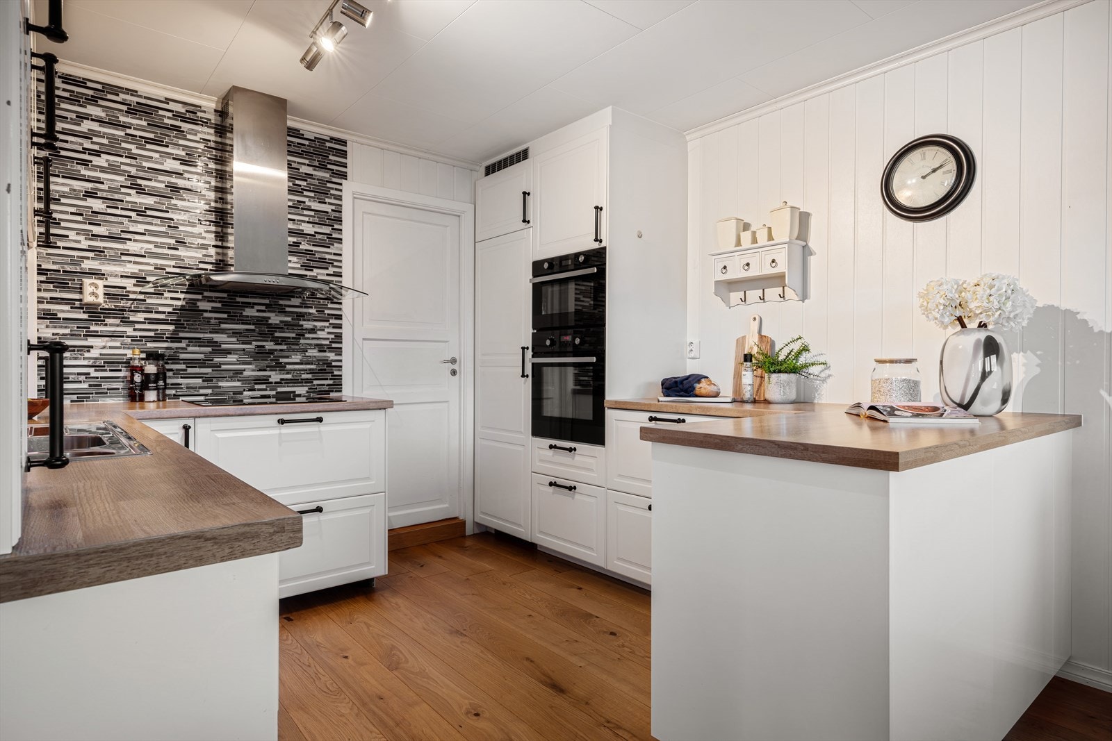 Praktisk dør inn til romslig og praktisk vaskerom som videre har dør ut til hagen. Galleribilde