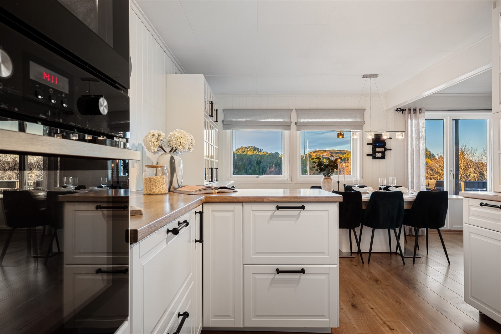 Integrert kjøleskap, oppvaskmaskin, stekeovn, mikrobølgeovn og induksjonstopp. Galleribilde