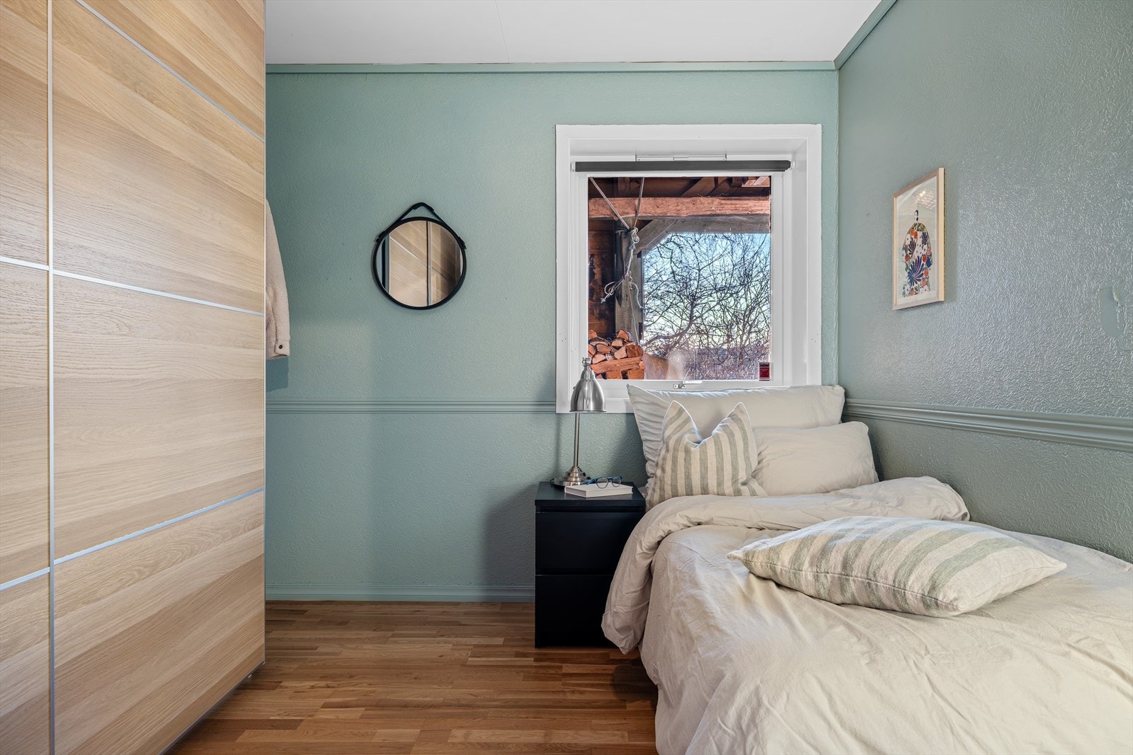 Soverom nummer tre er romslig og har en praktisk skyvedørsgarderobe for god oppbevaring. Galleribilde