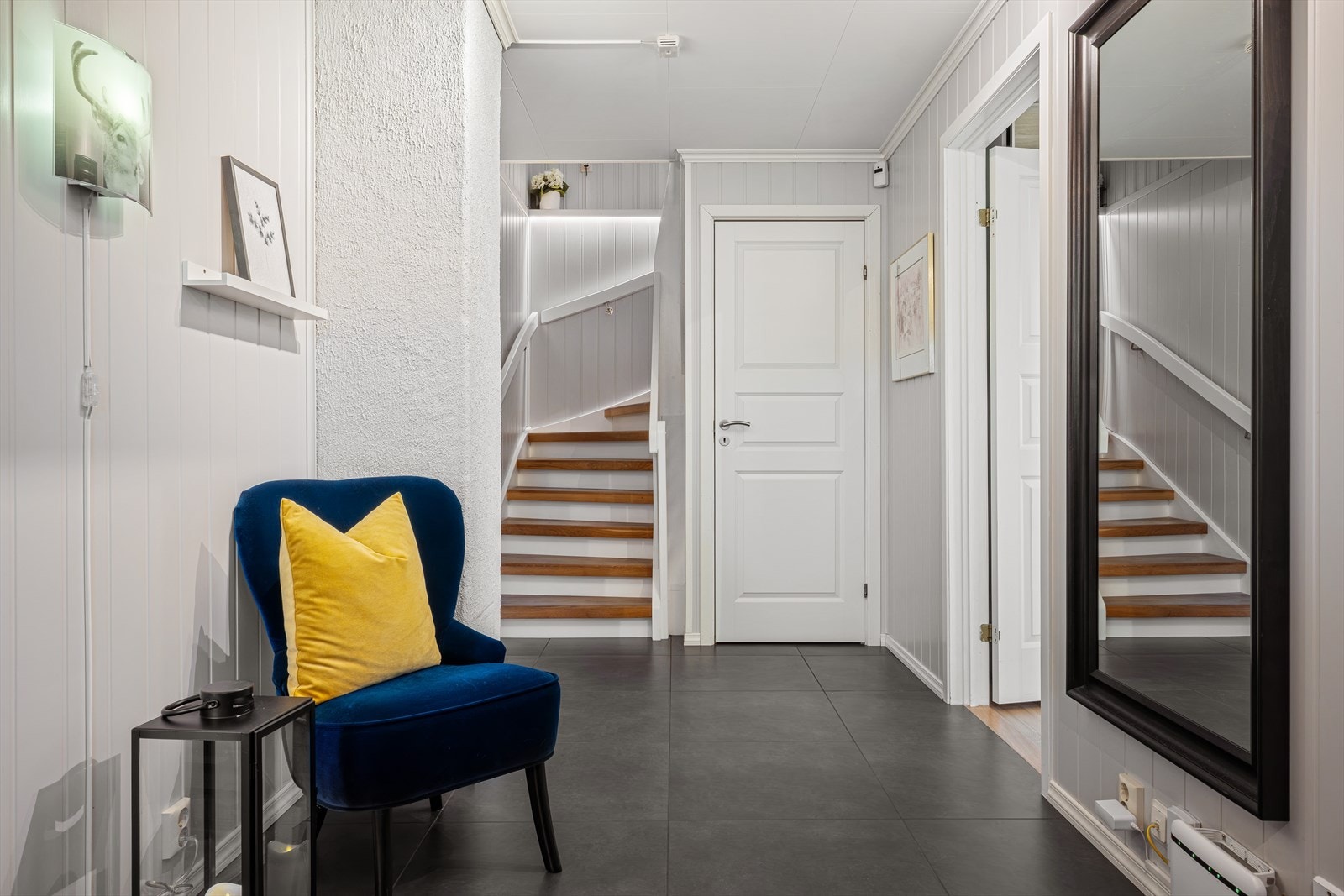 Alle innvendige dører ble skiftet i 2016. Kott under trapp for ytterligere oppbevaring Galleribilde