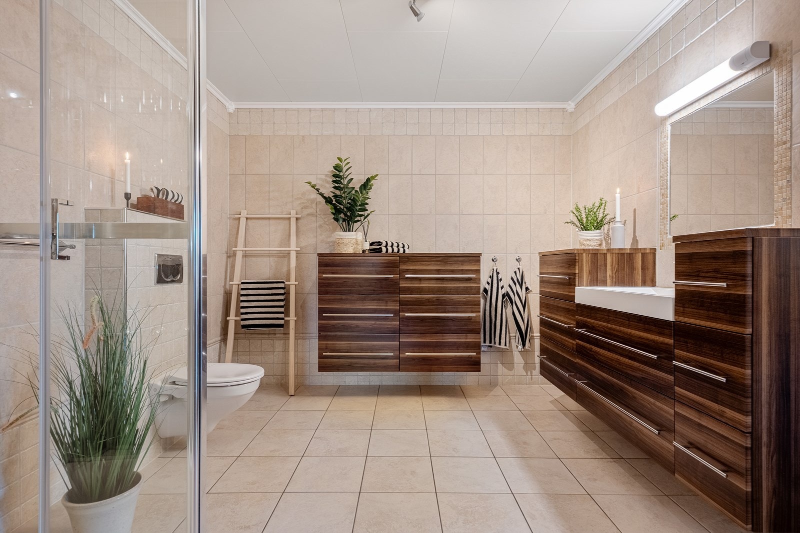 Badet er fliset med varmekabler i gulv. Galleribilde