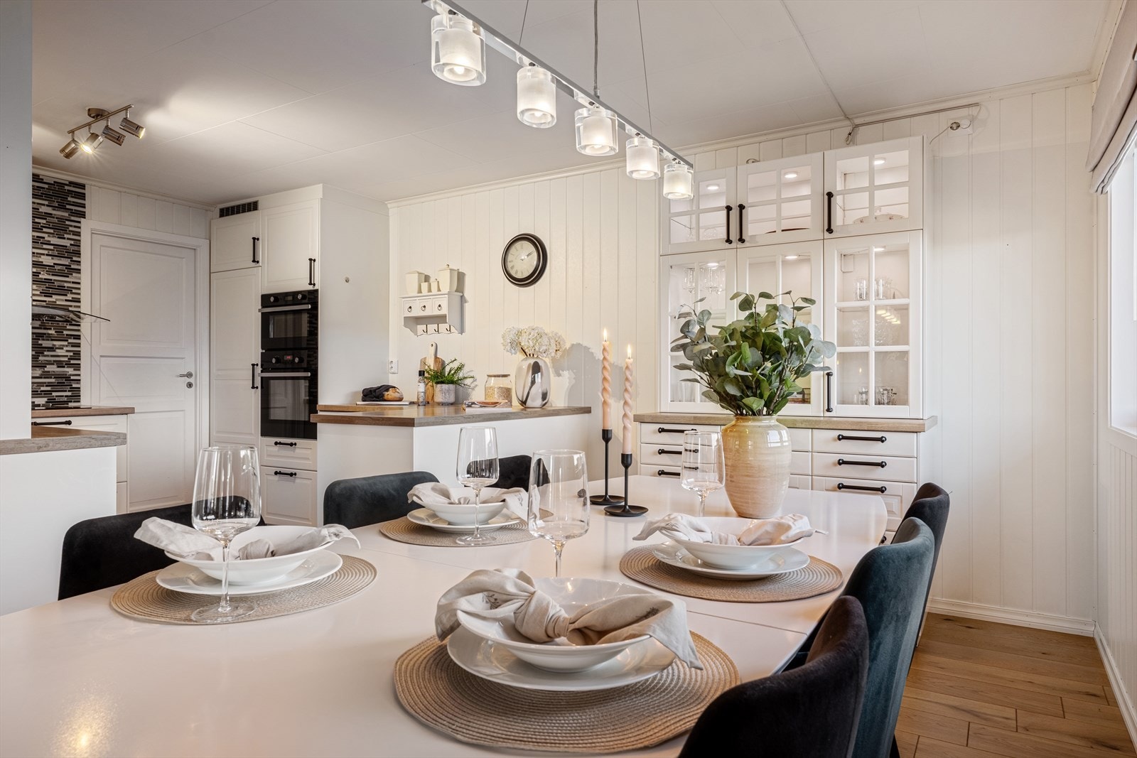 Nydelig kjøkken i åpen løsning men likevel litt tilbaketrukket fra stuen. Galleribilde