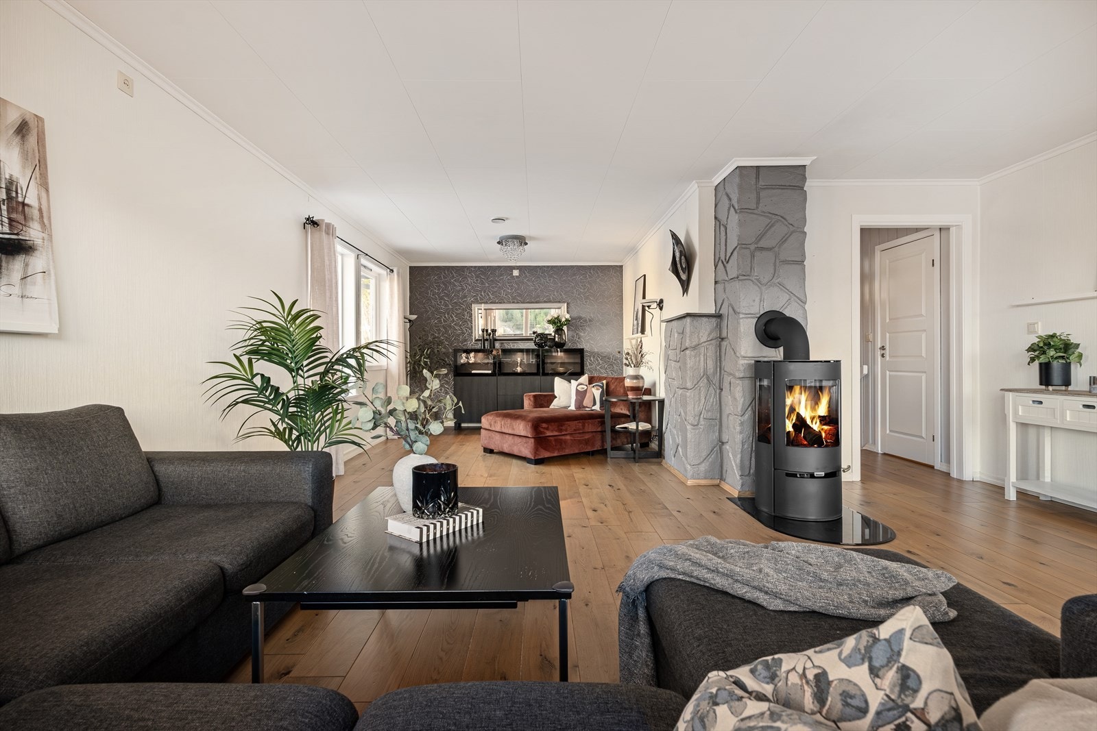 Vedovn strategisk plassert, synlig og stemningsskapende fra alle vinkler i rommet. I tillegg er det varmepumpe i trappegangen. Galleribilde