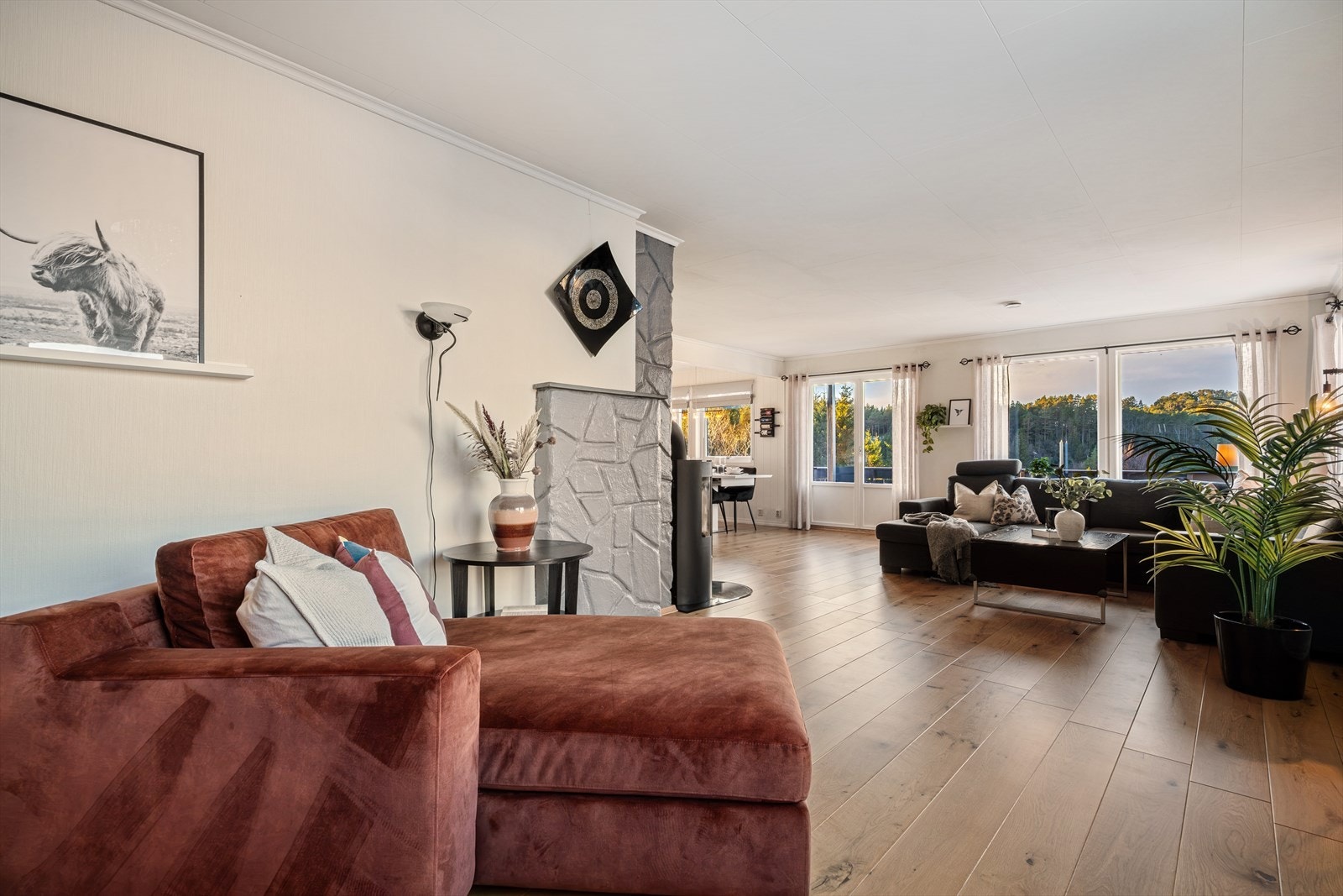 Stuen er stor og innbydende med flere naturlige soner for både samvær og ro. Galleribilde