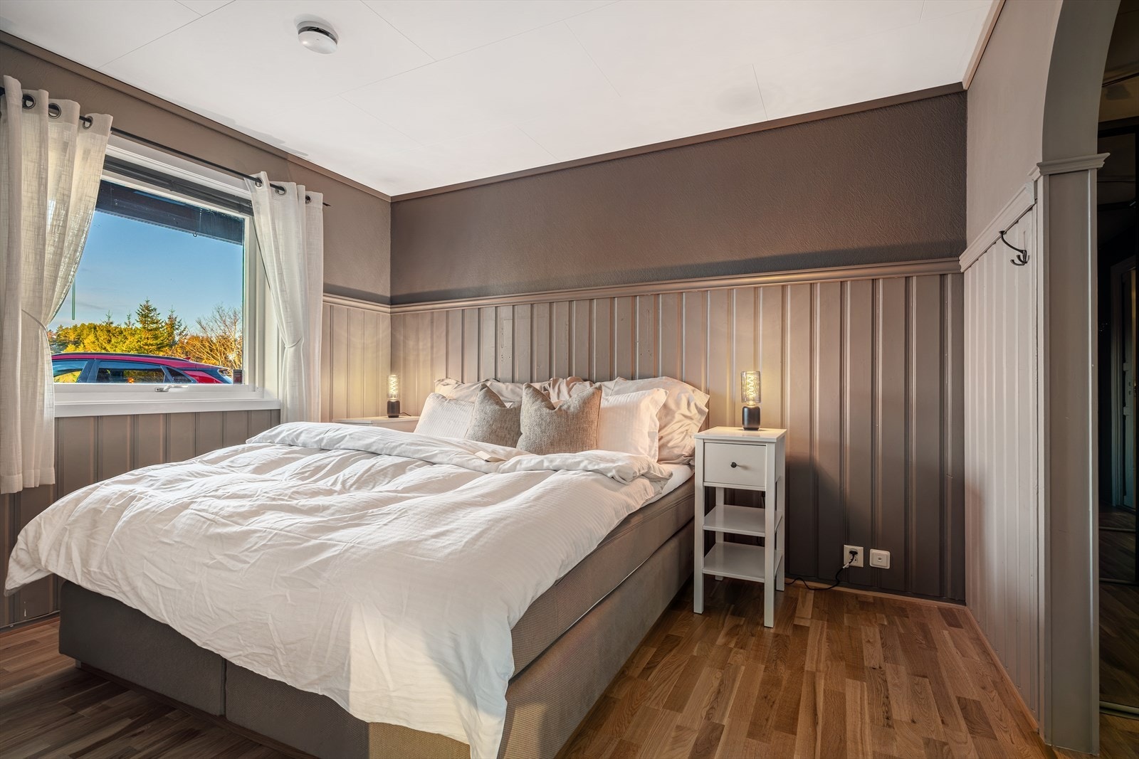 Soverommene er lyse og innbydende med god plass til ønsket møblement. Hovedsoverom er på 10,34 kvm Galleribilde