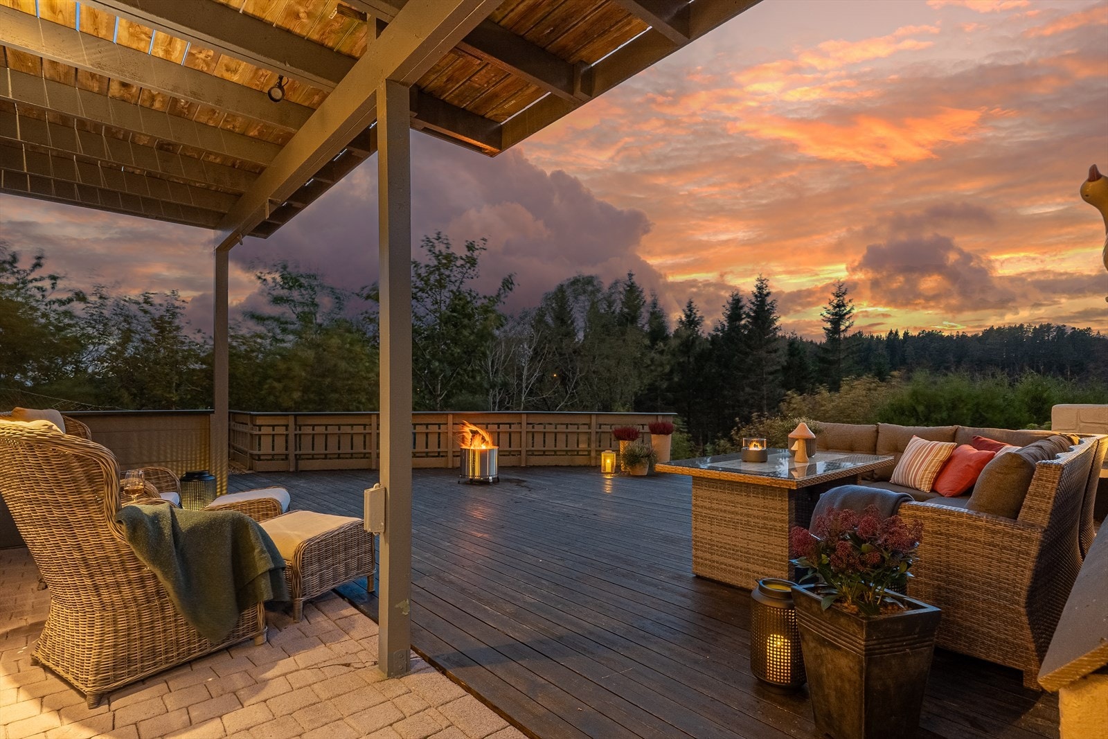 Boligen har en høy og vakker himmel som gir en luftig og åpen atmosfære. Galleribilde