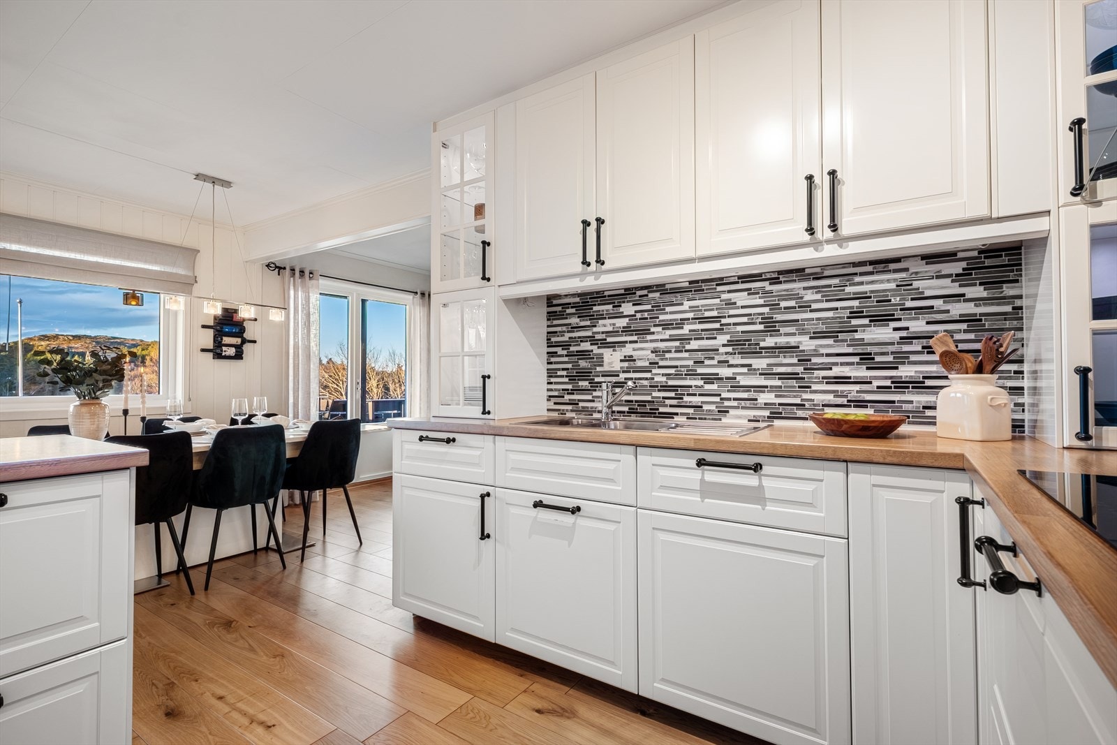 Kjøkkenet har flere lekre detaljer og kombinasjoner Galleribilde