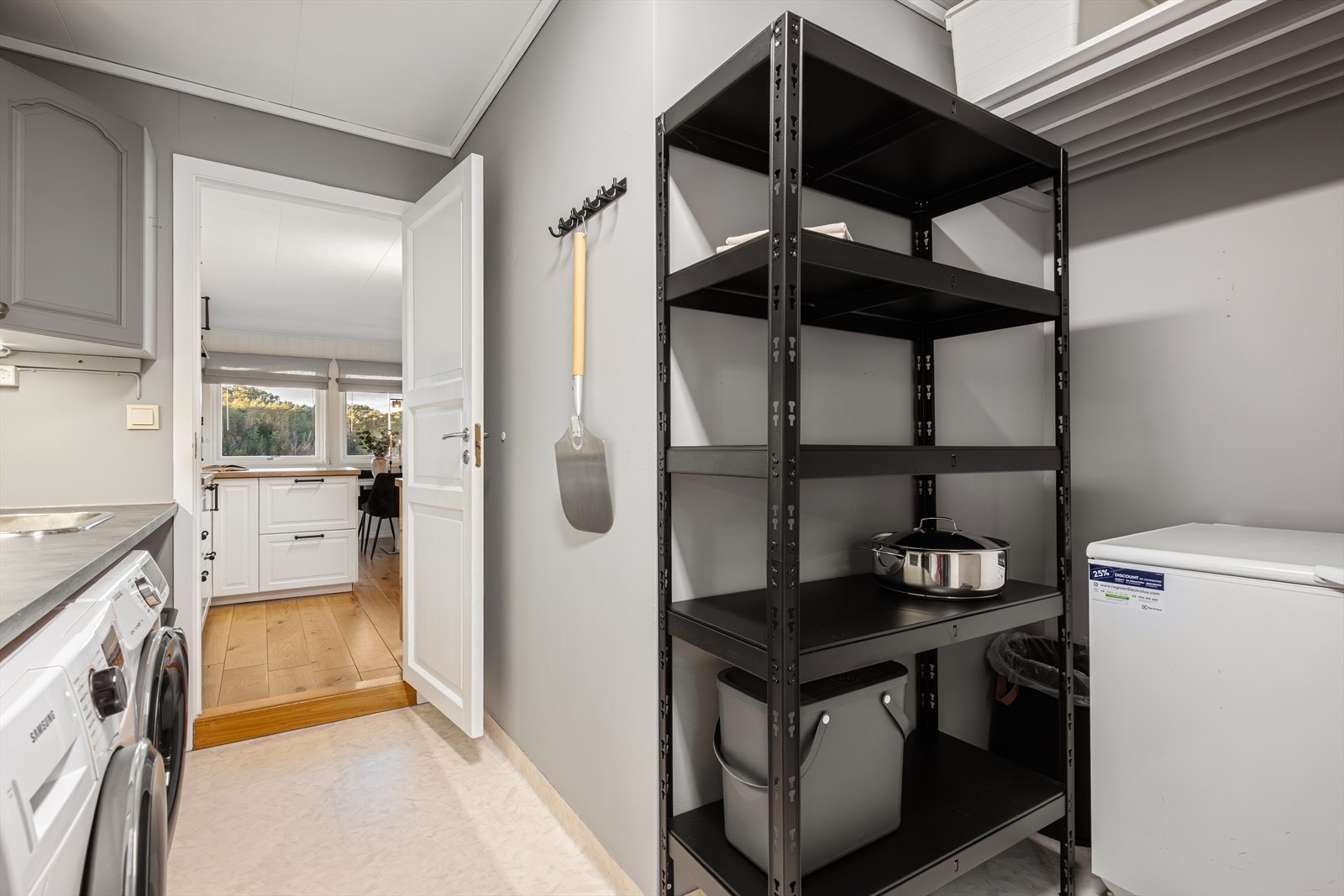 I tillegg som et praktisk vaskerom fungerer rommet som et grovkjøkken med god plass til tørrvarer, brus mm. Galleribilde