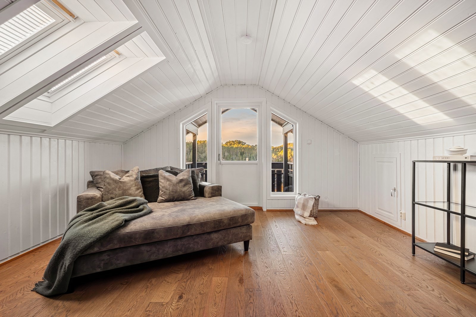 Veluxvinduer sørger for godt med lys til rommet. Galleribilde