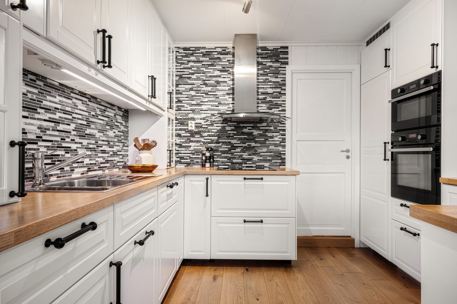 Over benken er det fliser som både beskytter og gir et moderne preg. Galleribilde