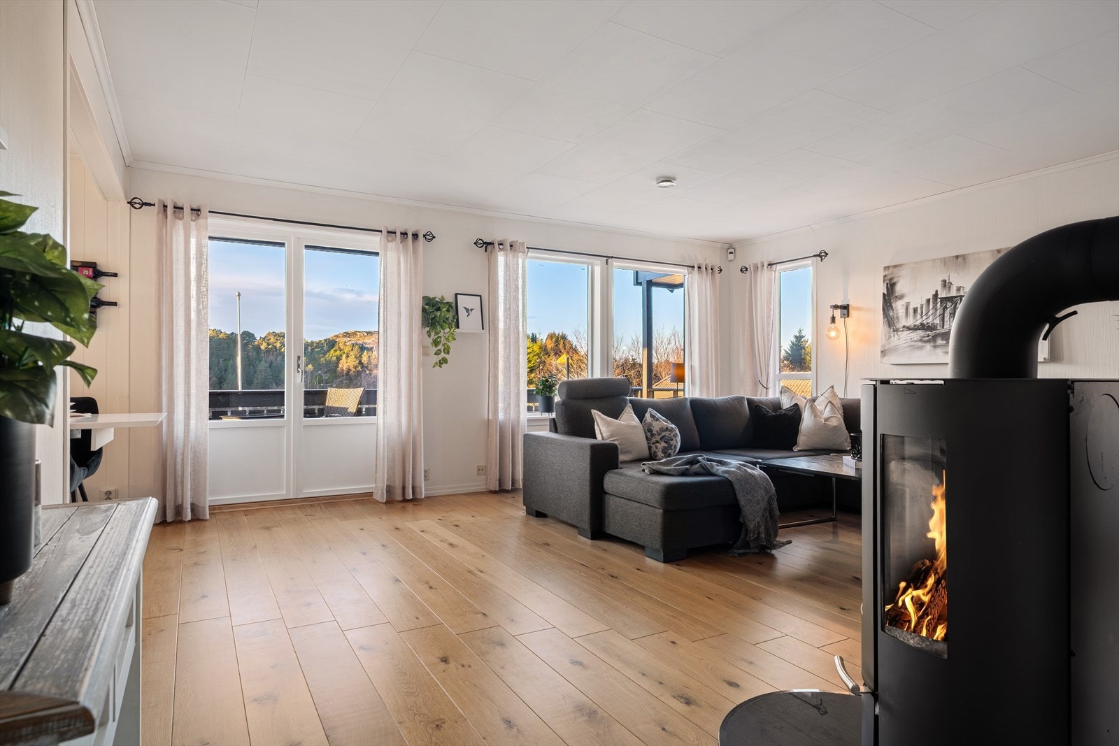 Doble dører skaper en naturlig overgang til terrassen og gir god tilgang på fine dager. Galleribilde