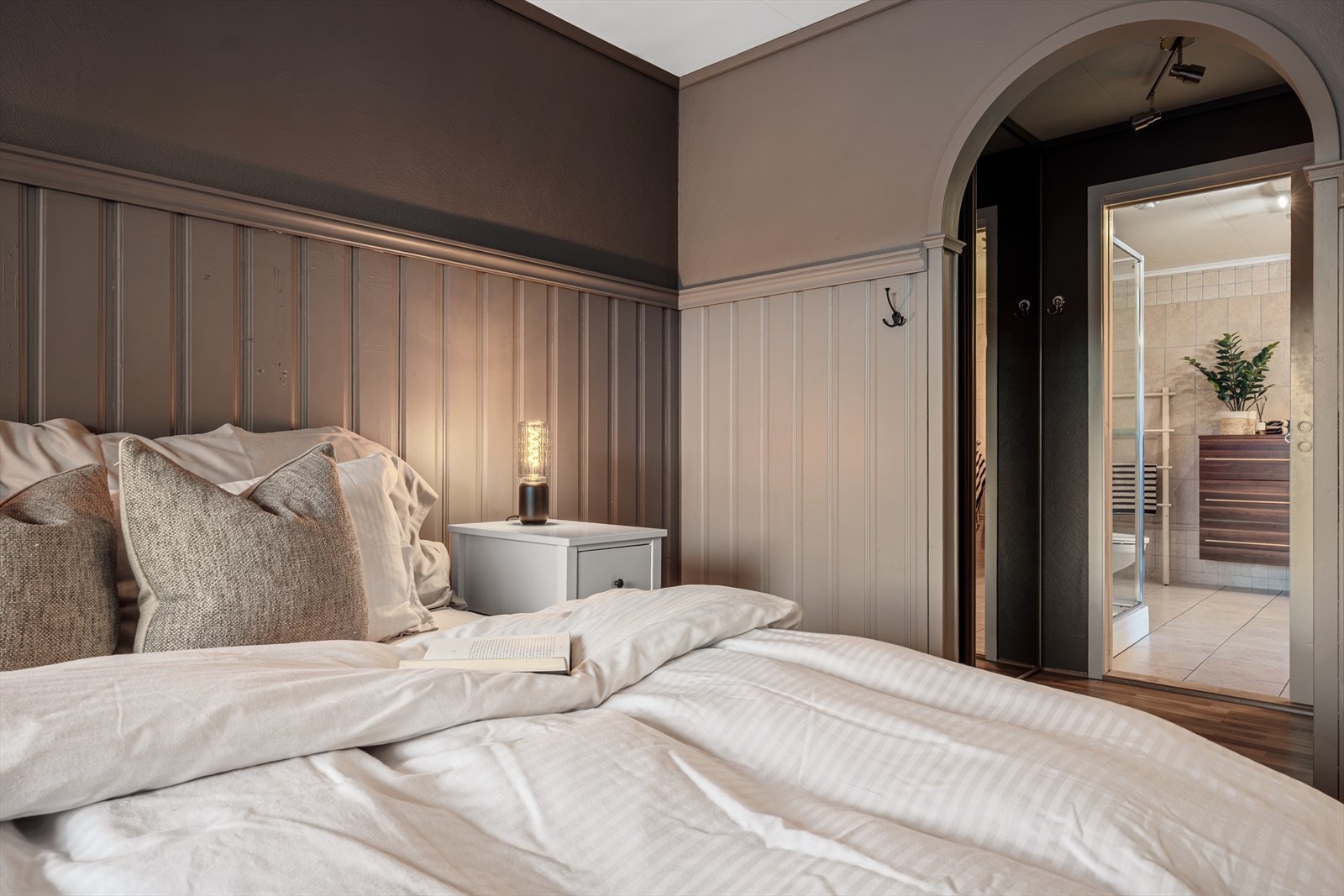 Til sammen utgjør dette en praktisk og privat løsning som gir hovedsoverommet preg av en liten suite. Galleribilde