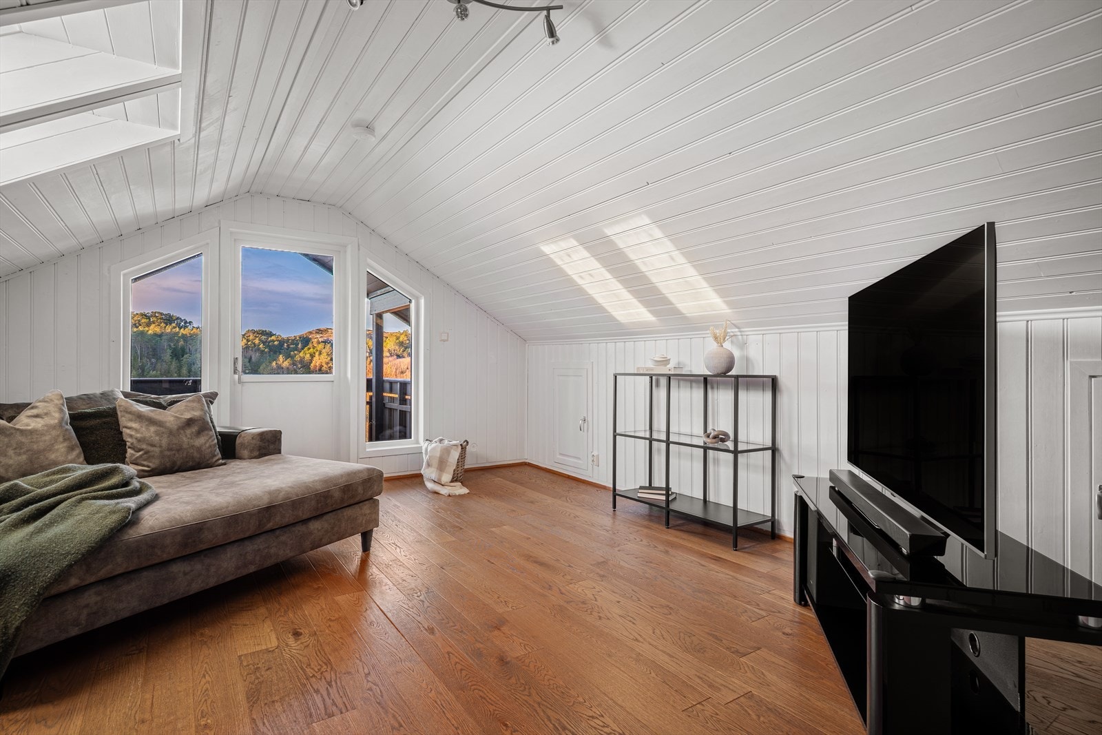 Perfekt loftstue for ungdommen i huset. Utgang til overbygget altan. Godt med lagring i knevegger. Galleribilde