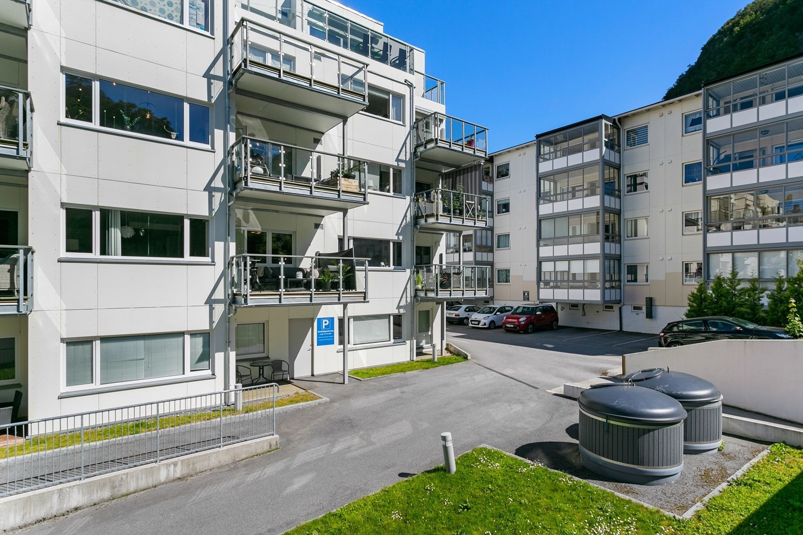 Adkomst til eiendommen skjer via offentlig vei eller gate, og det er tilknytning til offentlig vannforsyning Galleribilde