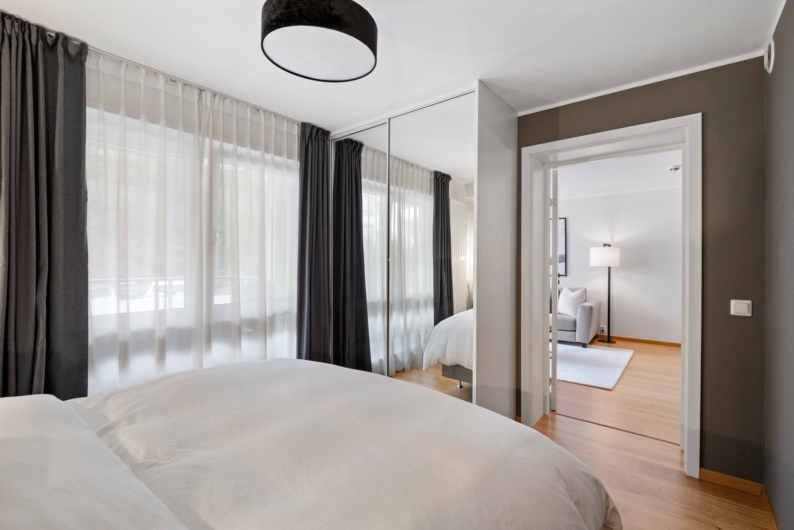 Skyvedørsgarderobe gir effektiv oppbevaringsløsning. Galleribilde