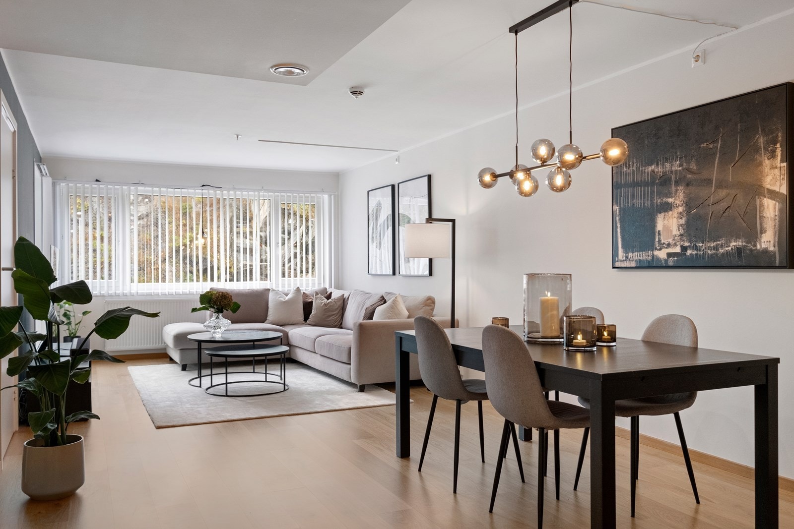 Stuen har en lys og luftig atmosfære med store vindusflater. Galleribilde