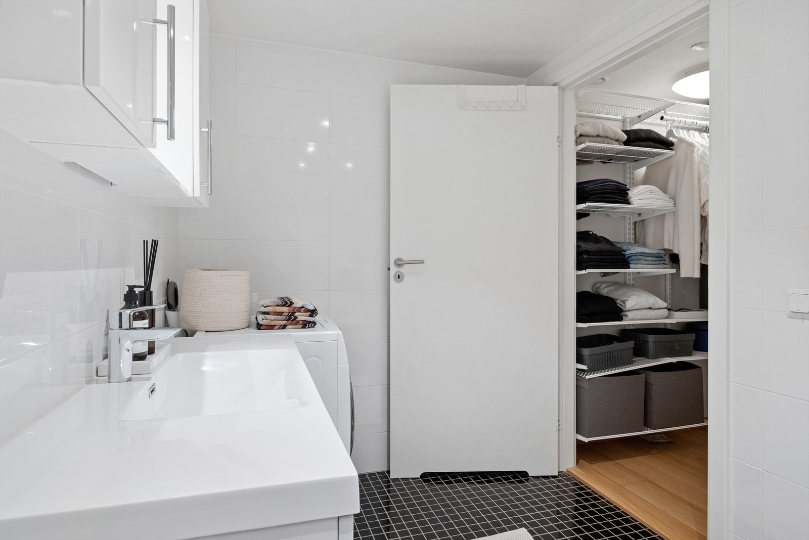 Opplegg for vaskemaskin gir praktisk funksjonalitet i våtrommet. Galleribilde