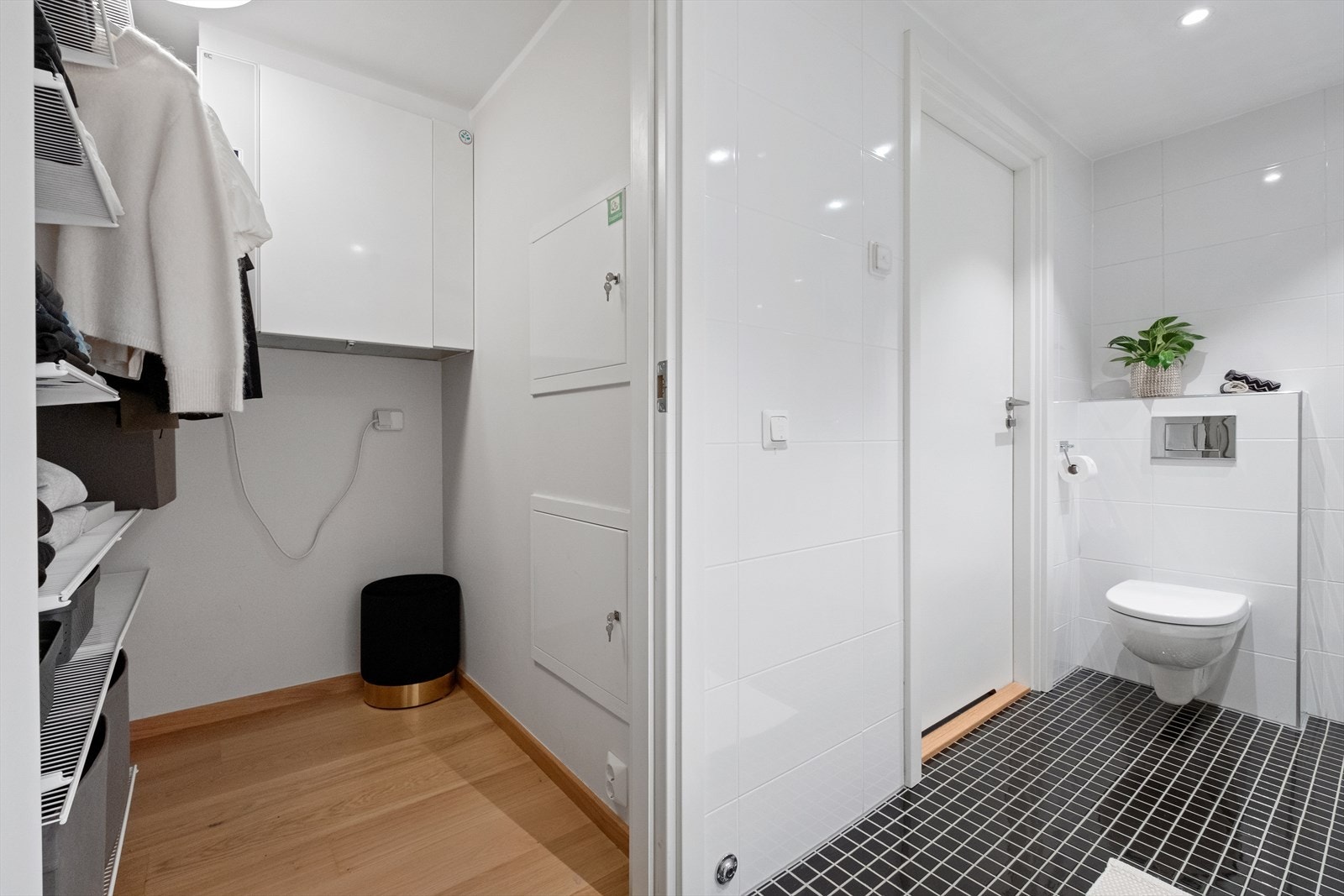 Direkte tilgang til garderobe gir enkel oppbevaring fra badet. Galleribilde