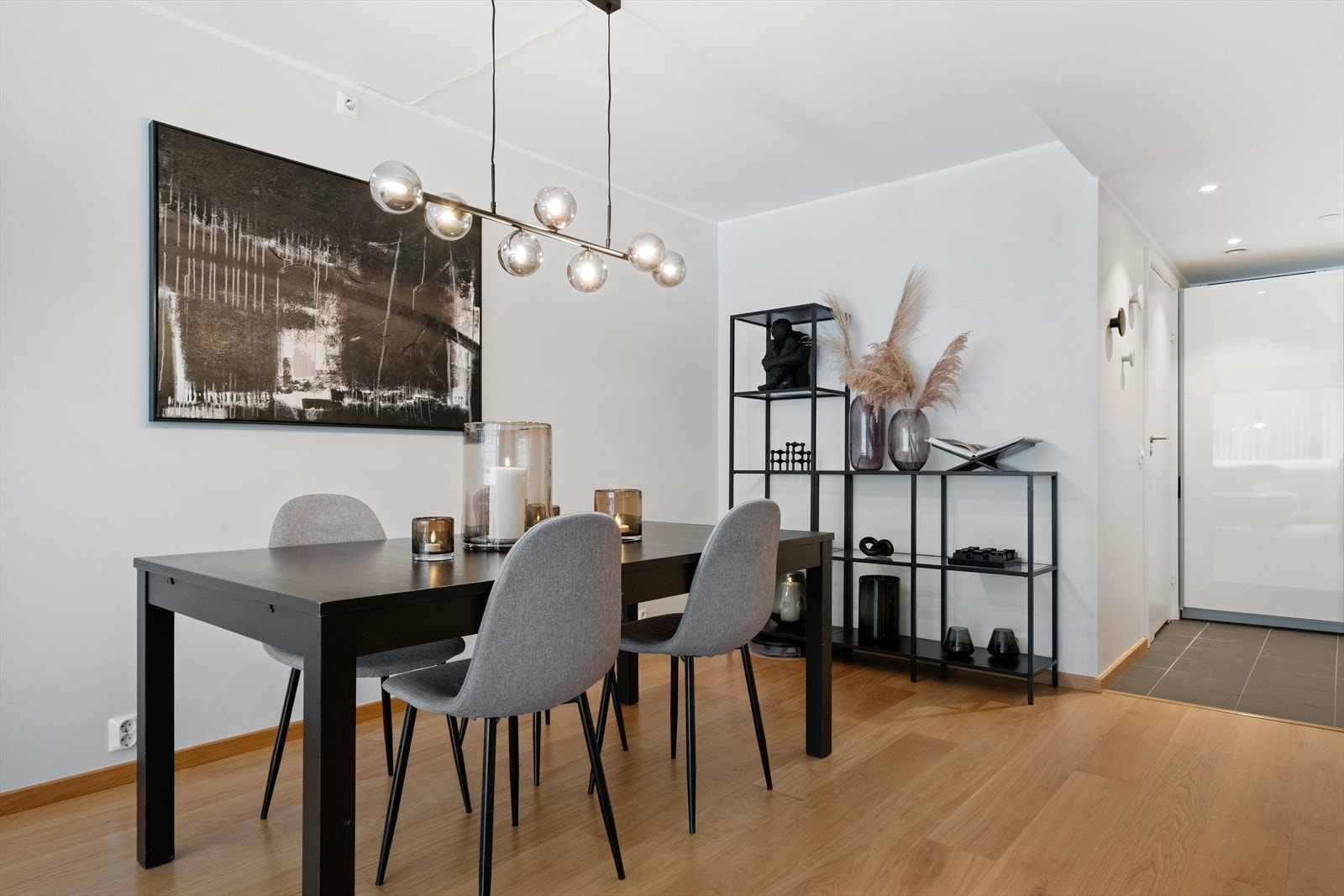 Spisebordet har plass til flere gjester, ideelt for sosiale sammenkomster. Galleribilde