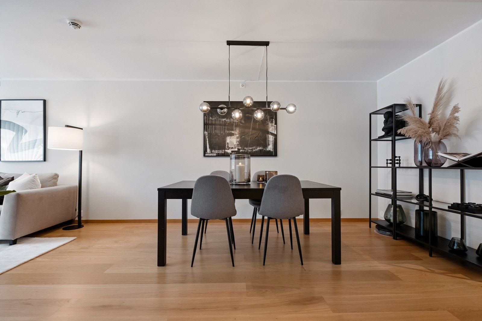 Spiseplassen har en dekorativ lysarmatur som gir et stilfullt preg. Galleribilde