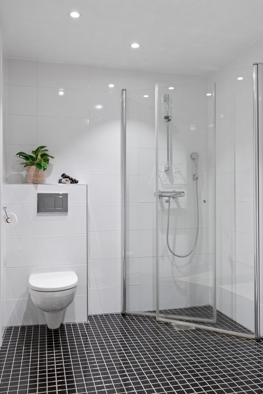 Flislagte overflater og elektriske varmekabler gir robust våtromsløsning Galleribilde