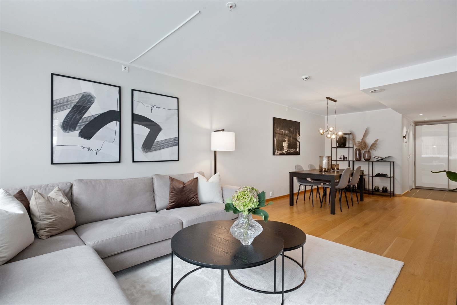 Romslig stue med plass til både sofagruppe og spisebord. Galleribilde