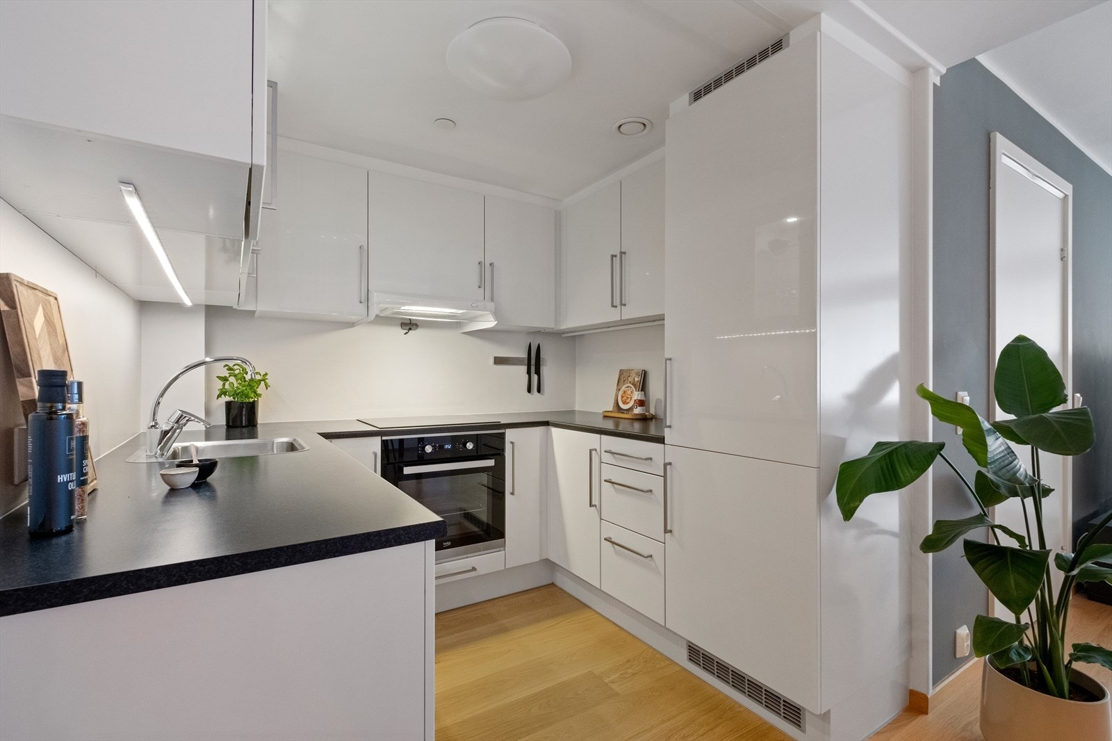 Glatte fronter og integrerte hvitevarer gir et ryddig og stilrent kjøkken. Galleribilde