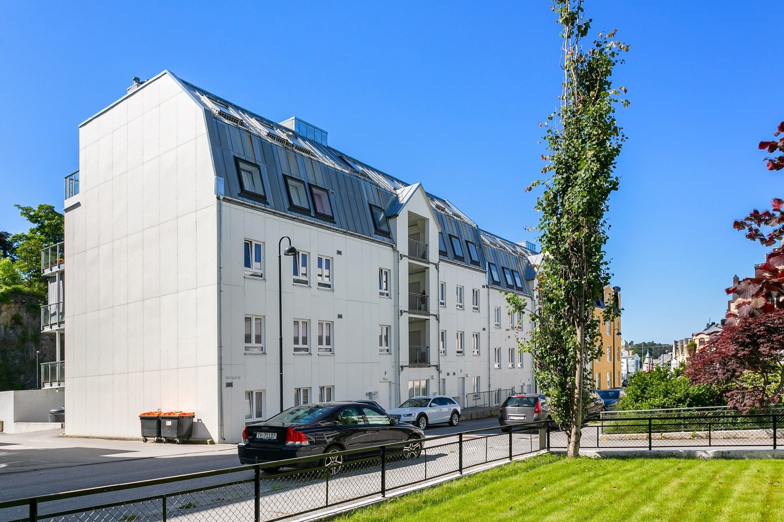 Balkongene har glassrekkverk som gir et moderne uttrykk og sikrer utsyn fra leilighetene. Galleribilde