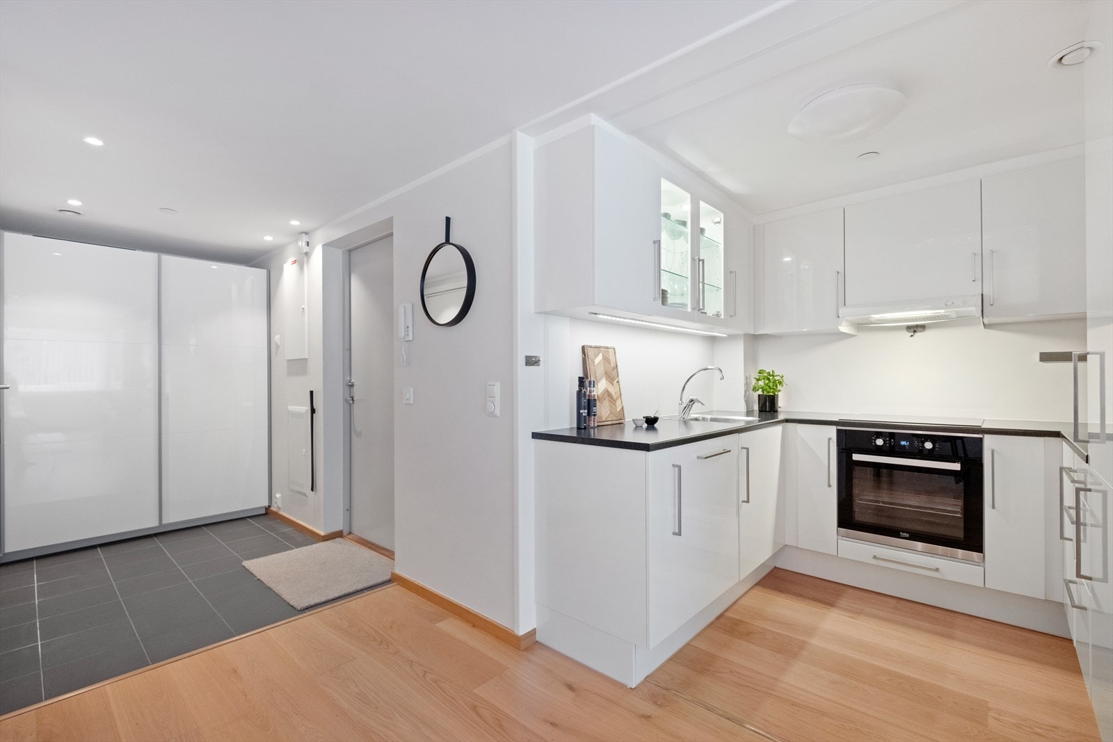 Praktisk kjøkken med god arbeidsplass og moderne innredning. Galleribilde