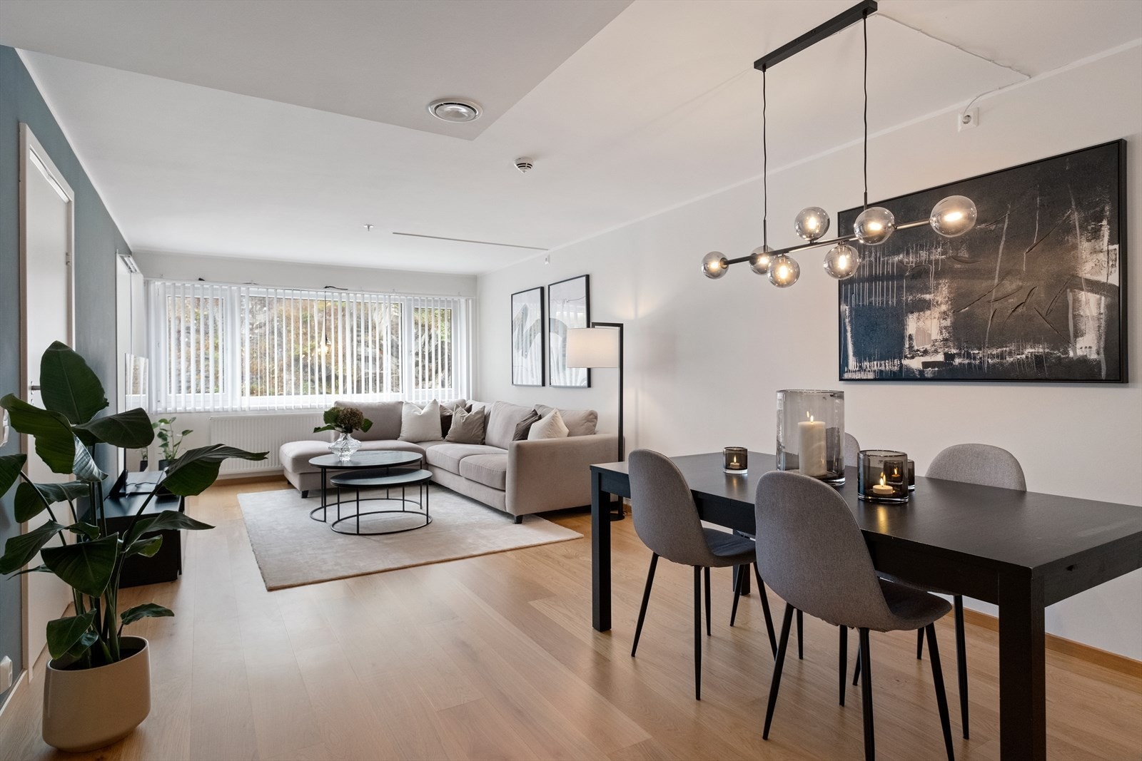 Store vinduer i stuen gir godt med naturlig lys og utsyn mot uteområdet. Galleribilde