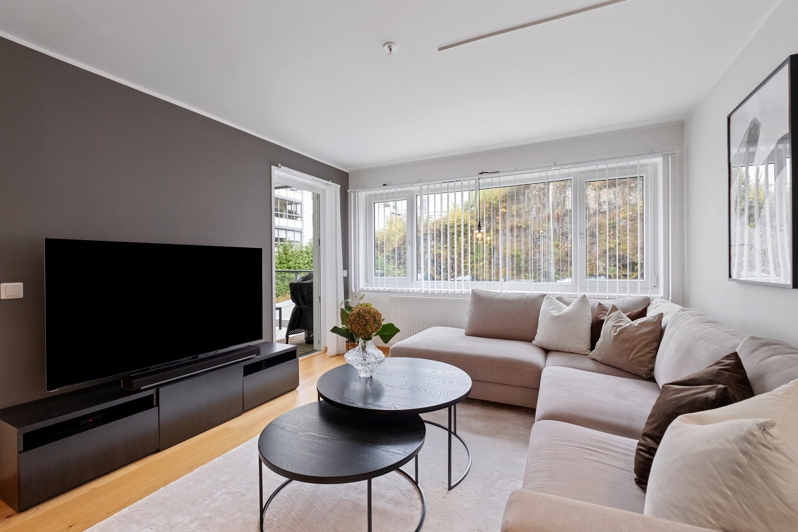 Stuen har direkte utgang til veranda, som gir enkel tilgang til uteområdet. Galleribilde