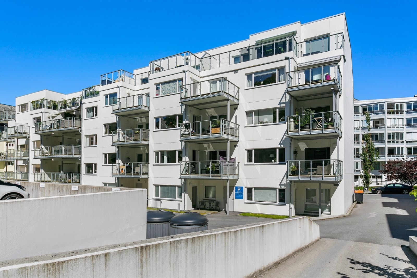 Leiligheten har en balkong på 10 m² med glassrekkverk og royalimpregnert terrassebord Galleribilde
