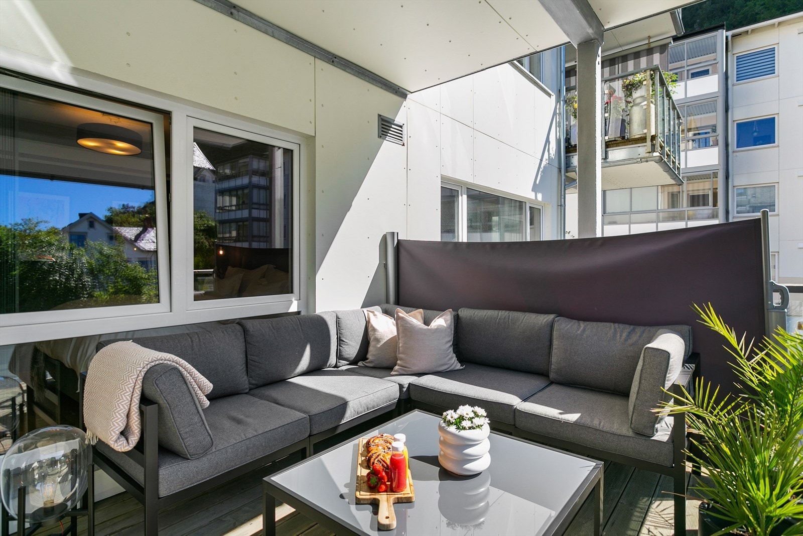 Store vinduer fra stuen gir direkte tilgang til balkongen, som er ideell for avslappende stunder utendørs. Galleribilde